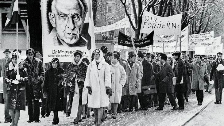 Die Freiheit der Anderen: Persische Studenten protestieren 1962 mit einem Schweigemarsch in Frankfurt gegen die Repressionen des Schah-Regimes.