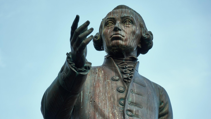 Eine Statue von Immanuel Kant vor der Universität Kaliningrad.