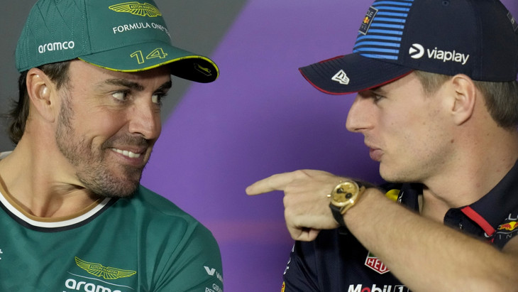 Und wohin wechselst du, Fernando? Weltmeister Max Verstappen (rechts) und der Aston-Martin-Pilot im Zwiegespräch.