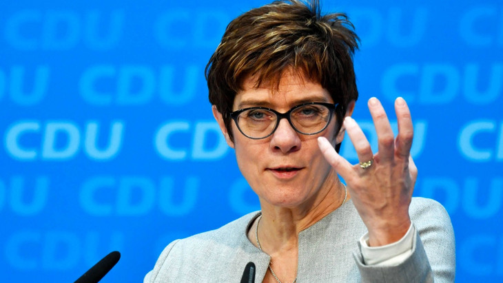 CDU-Chefin Annegret Kramp-Karrenbauer will die Flüchtlingspolitik von Kanzlerin Angela Merkel mit der Partei aufarbeiten.