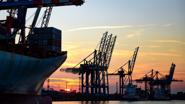 Kräne zur Containerverladung im Hamburger Hafen