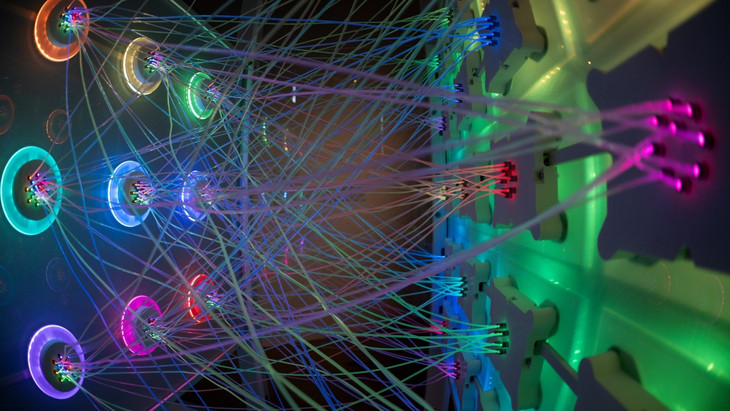 Blick in ein Modell eines neuronalen Netzwerkes, fotografiert im Technischen Museum, Wien.