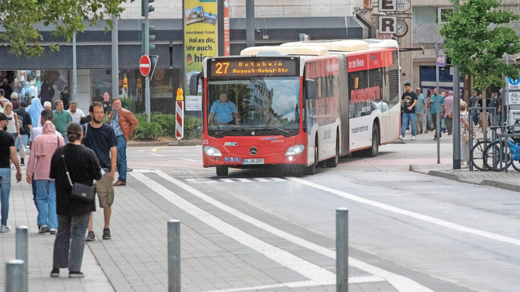 Streichungen drohen: Nahverkehrsbusse in Wiesbaden könnten in Zukunft noch weniger fahren.