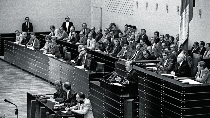 Ohne vier: Helmut Schmidt am 17. September 1982 im Deutschen Bundestag