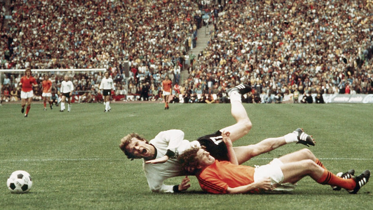 Beschäftigt die Fußballwelt lange: Bernd Hölzenbein kommt während des Endspiels der Fußballweltmeisterschaft 1974 gegen die Niederlande zu Fall.