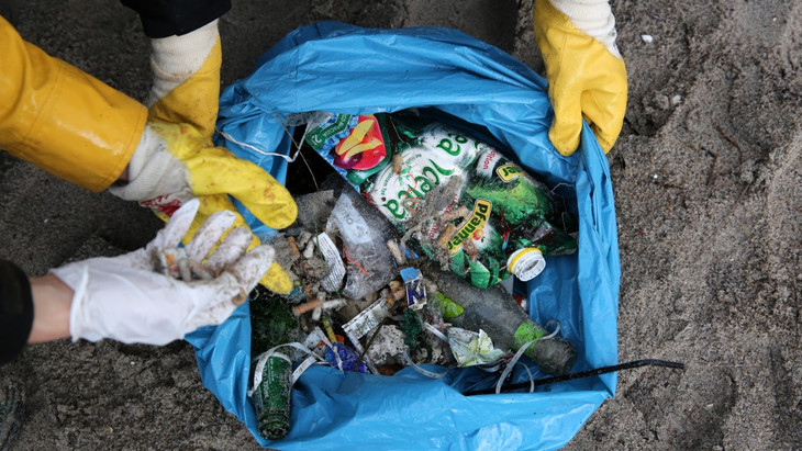 Plastikmüll, gesammelt am Ostseestrand bei Rostock. Sammelaktionen von Aktivisten  allein können gegen die Vermüllung wenig ausrichten.