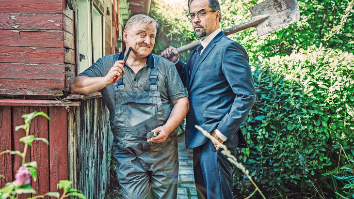 Das ist doch gestellt: Axel Prahl (links) und Jan Josef Liefers in der Gartenlaube