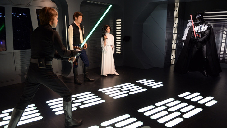 Die Wachsfiguren „Luke Skywalker“ und „Darth Vader“ aus der Star-Wars-Saga sind im Wachsfigurenkabinett Madame Tussauds in Berlin ausgestellt.