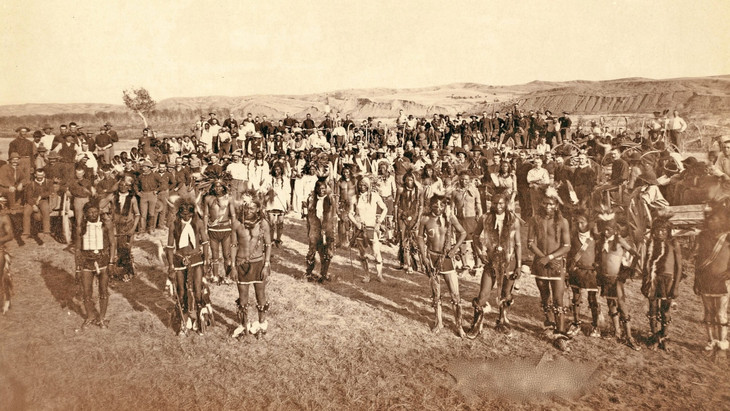 Lakota Sioux im Sommer 1890 in South Dakota mit US-Soldaten: Wenige Monate später starben mindestens 150 von ihnen gemeinsam mit ihrem Anführer Miniconjou (Big Foot) beim Massaker von Wounded Knee.