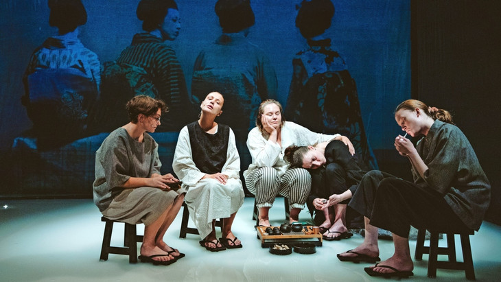 Klaglos in der Katastrophe: Das Frauen-Ensemble Soso-Töchter spielt die russische Theaterversion von John Herseys Reportage „Hiroshima“