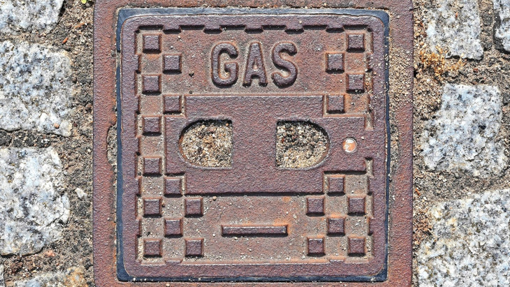 Unter dem Pflaster fließt die Energie: Dieser Deckel signalisiert den Zugang zu einer Gasleitung. Erdgas ist vor allem für die Wärmeversorgung weiterhin unentbehrlich.