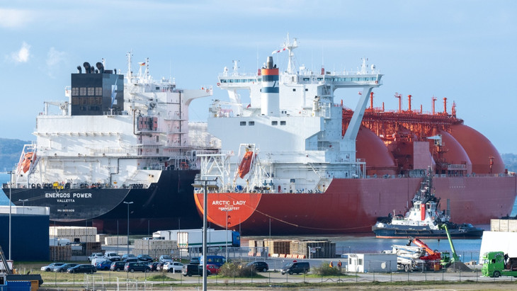 Tanker im Hafen von Mukran auf Rügen