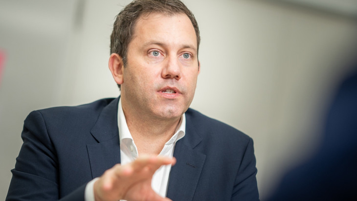 SPD-Bundesvorsitzender Lars Klingbeil fordert eine deutliche Erhöhung des Mindestlohns.
