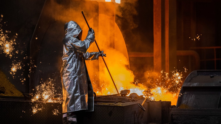 Ein Stahlarbeiter von Thyssenkrupp am Hochofen