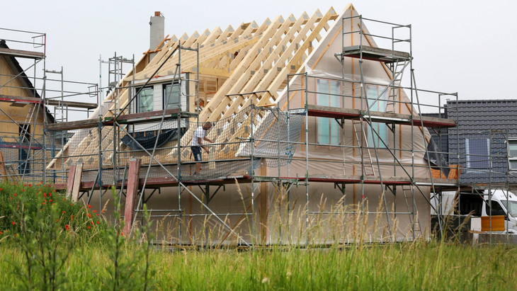 Auf dem Weg zum Holzhaus: Fertighäuser bleiben gefragt - oder doch nicht mehr?