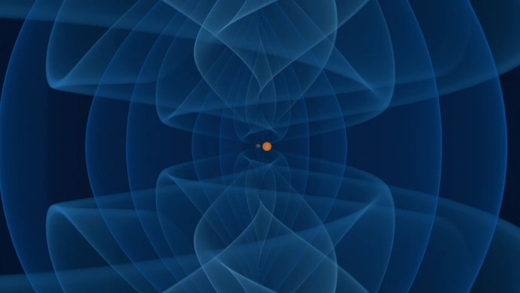 Die Kollision in der Computersimulation: Ein Schwarzes Loch im Bereich der unteren Massenlücke (dunkelgraue Oberfläche) und ein Neutronenstern (orange Kugel) umkreisen einander auf immer enger werdenden Bahnen. Die dabei abgestrahlten Gravitationswellen sind mit Farben von dunkelblau bis cyan dargestellt.