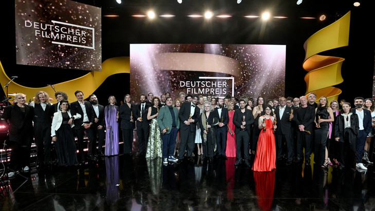 Die Preisträger stehen nach der Verleihung des Deutschen Filmpreises auf der Bühne.