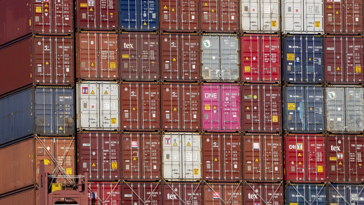 Auch Lieferkettenschwierigkeiten befördern derzeit Insolvenzen: Container im Hamburger Hafen