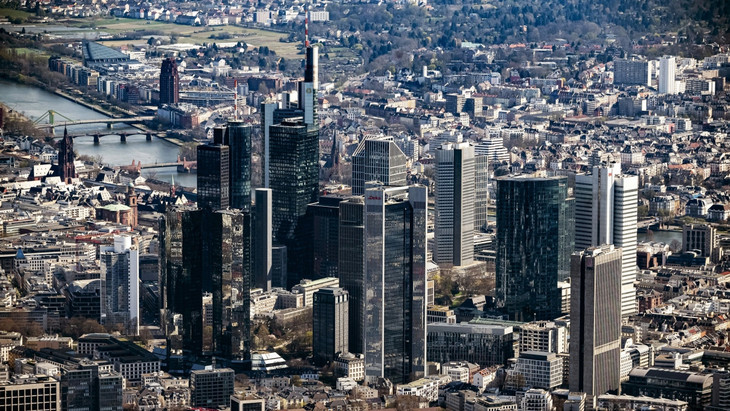 Finanzplatz Frankfurt: Bekommen die Bankbeschäftigten deutlich mehr Geld?