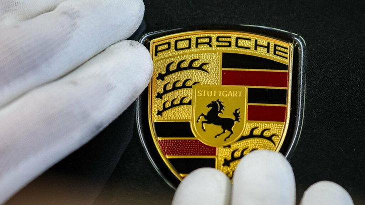Aufpolieren eines Porsche-Wappens: Noch glänzen die Zahlen des Autoherstellers im Jahr 2023 nicht.