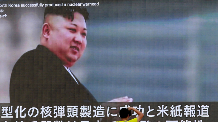 Nordkoreas Diktator Kim Jong Un auf einer Großleinwand in Tokio