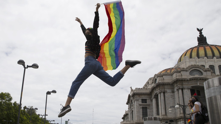 Ein Mitglied der LGBT-Community feiert 2021 bei der Pride-Parade in Mexiko-Stadt.
