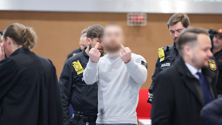 Prozessauftakt in Bamberg: Ein Angeklagter zeigt zwei Mittelfinger.