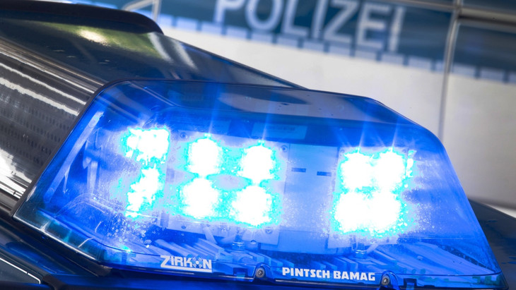 Ein Blaulicht leuchtet während eines Einsatzes auf dem Dach eines Polizeiwagens (Symbolbild).