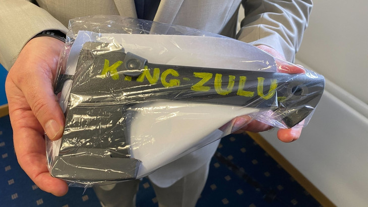 Ein LKA-Ermittler hält am Mittwoch in München eine schwarze Axt mit der Aufschrift «King Zulu» in den Händen.