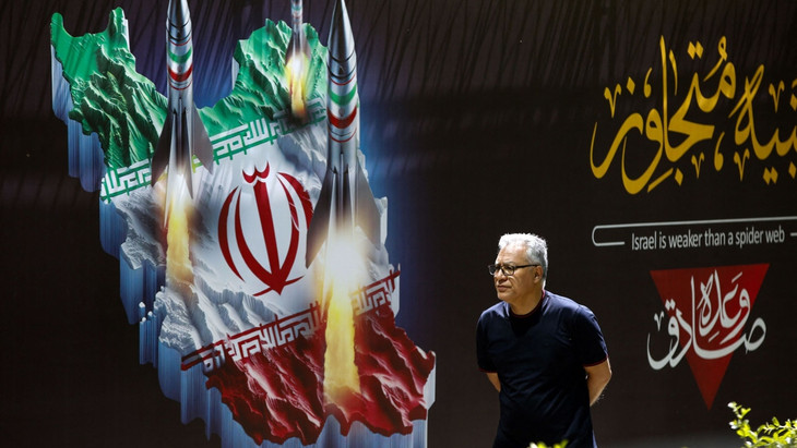 Ein Mann in Teheran vor einem Anti-Israel-Plakat am Freitag