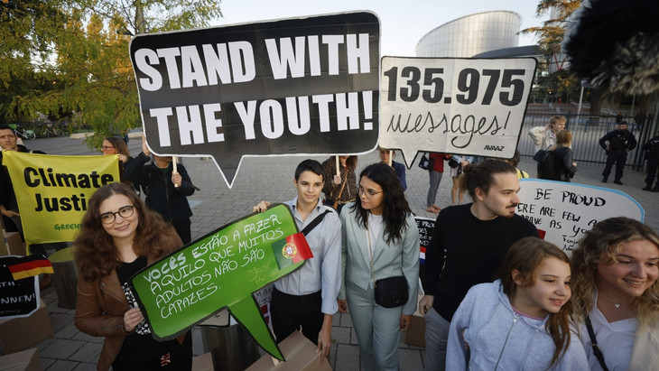 „Stand with the Youth“: Im September 2023 demonstrieren Jugendliche aus Portugal und anderen Ländern vor dem Europäischen Gerichtshof für Menschenrechte in Straßburg, bei dem sie eine Klage für mehr Klimagerechtigkeit gegen 32 europäische Staaten eingereicht haben. Beim Urteil im April gab der Gerichtshof nur einer Klage der „Klimaseniorinnen“ recht.