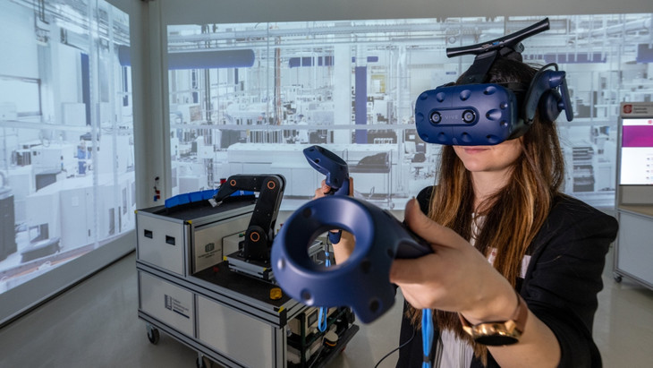 Am Mittelstand-Digital Zentrum der Tu Chemnitz wird VR-Technologie ausprobiert.