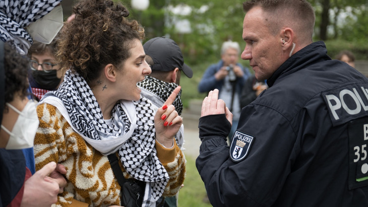 Die Berliner Polizei und eine propalästinensische Demonstrantin im Schlagabtausch
