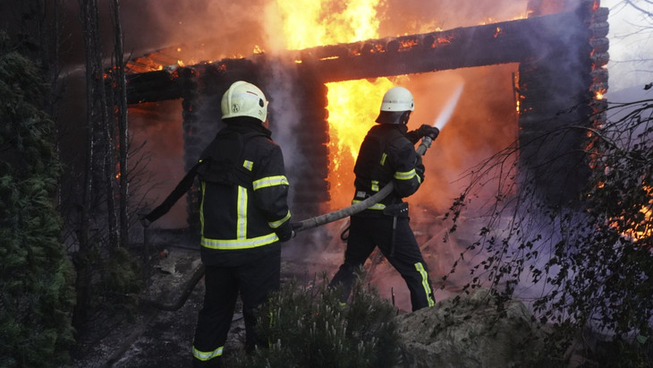 Feuerwehrleute löschen ein Feuer, nachdem ein Haus von russischem Beschuss getroffen wurde (4. Mai)
