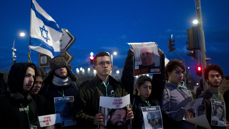 Angehörige von Geiseln, die im Gazastreifen festgehalten werden, und ihre Unterstützer protestieren vor dem Büro des Ministerpräsidenten in Jerusalem. (Archivbild)