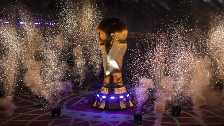 Eine große Plastik des WM-Pokals: In Qatar sah man sie vor jedem WM-Spiel.
