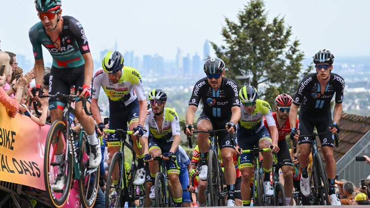 Heimspiel: Der Oberurseler John Degenkolb (Mitte) wird am 1. Mai beim Eschborn-Frankfurt Radklassiker den Mammolshainer Stich abermals bezwingen müssen – wie auch hier zu sehen im Jahr 2023.