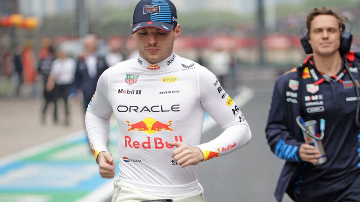 Tempomacher: Max Verstappen stürmt durch die Formel 1, selbst sein Helmträger kann kaum folgen.