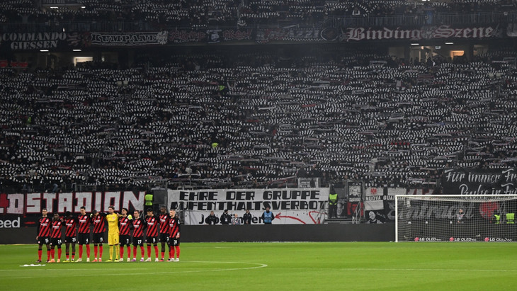 Die Frankfurt Eintracht gedenkt vor ihrem Heimspiel gegen Augsburg Bernd Hölzenbein.