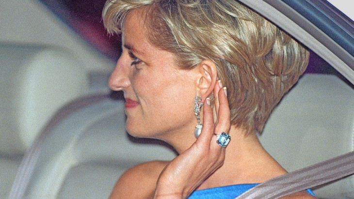 An die Stelle des blauen Saphir-Rings rückte nach der Scheidung ein türkisfarbener Aquamarin-Ring: Prinzessin  Diana in Sydney im Jahr 1996.