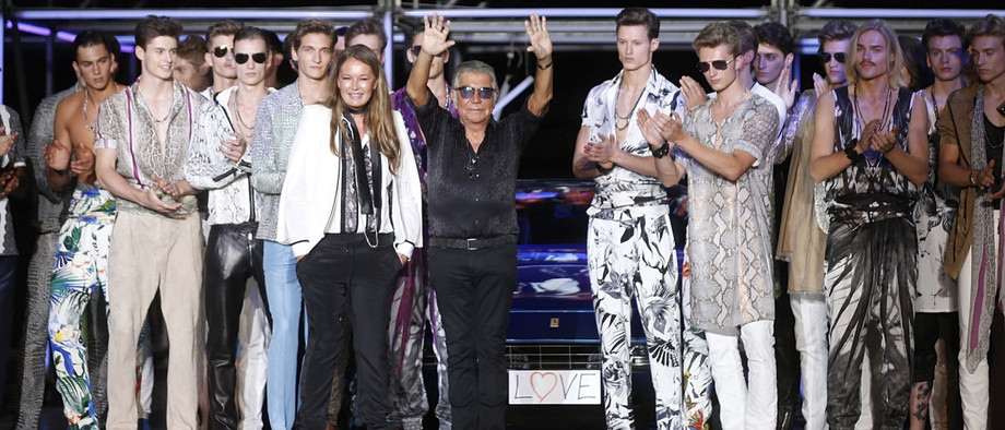 Roberto Cavalli steht nach einer Modeschau seines Labels im Juni 2014 In Mailand zwischen seinen Models.