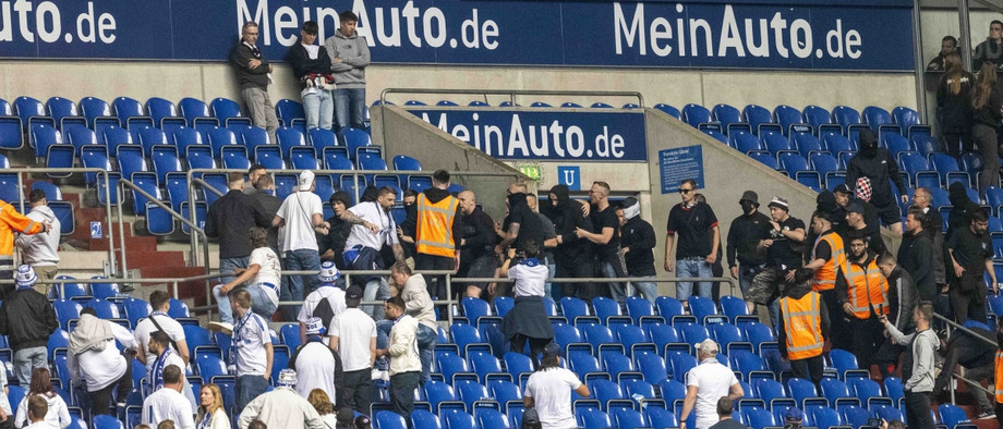 Zwischen Fans von Schalke (weiße Shirts) und Eintracht Frankfurt kam es am 33. Spieltag der vergangenen Saison im Stadion in Gelsenkirchen zu Schlägereien.