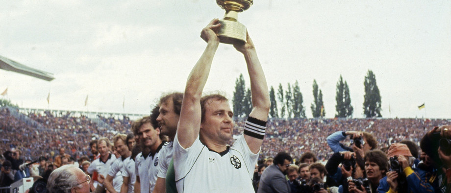 Zeit zu feiern: Bernd Hölzenbein gewinnt mit Eintracht Frankfurt 1981 den DFB-Pokal.