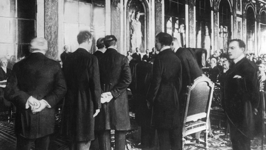 Reichsaußenminister Hermann Müller (Mitte) unterzeichnet den Versailler Vertrag am 28.06.1919.