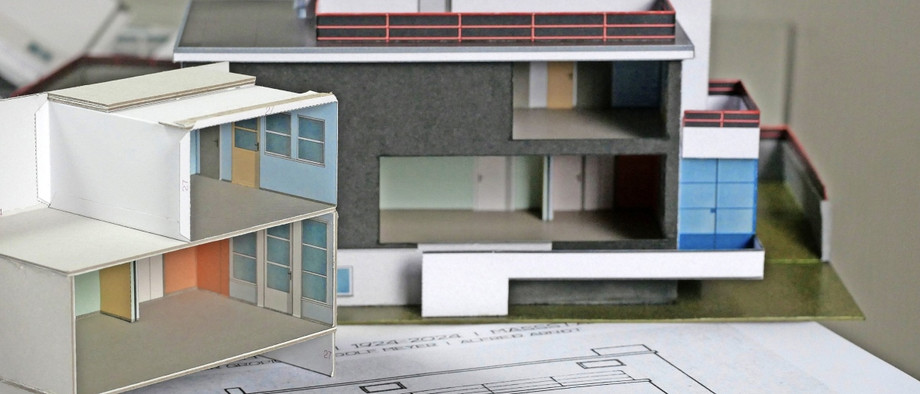 Das Modell: Der Nachbau aus Karton ermöglicht sogar Einblicke ins Innere.