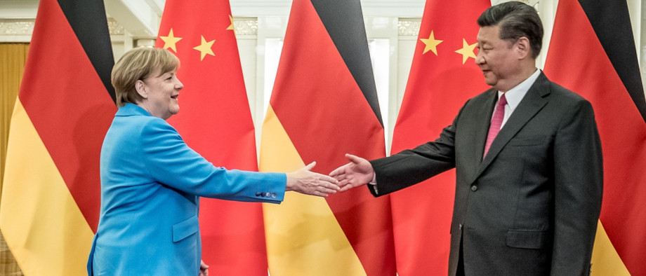 Die frühere Bundeskanzlerin Angela Merkel (CDU) im Jahr 2018 in Peking, als sie vom chinesischen Präsidenten Xi Jinping begrüßt wird.