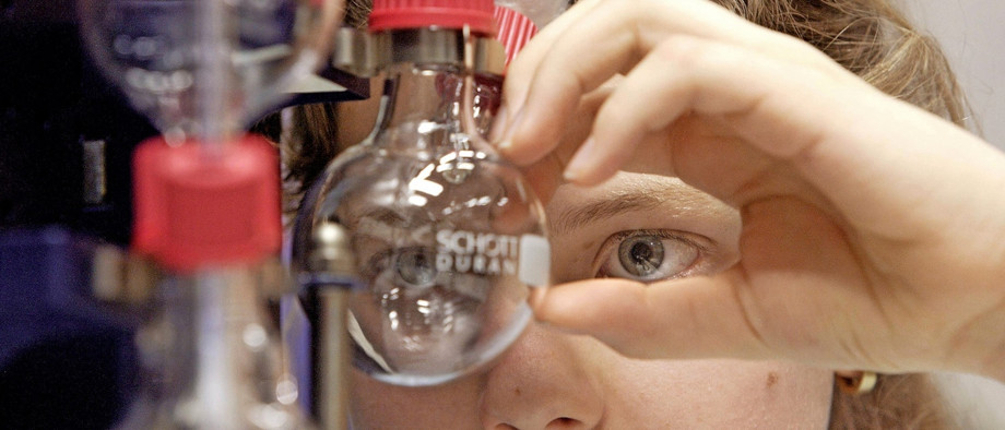 Eigenes Experimentieren schult: Eine Kölner Schülerin im Chemieunterricht