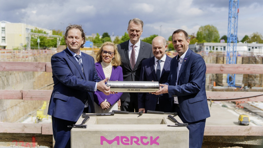 Mit tatkräftiger Unterstützung: Für die Grundsteinlegung des neuen Innovationszentrums von Merck kam Kanzler Olaf Scholz eigens nach Darmstadt.