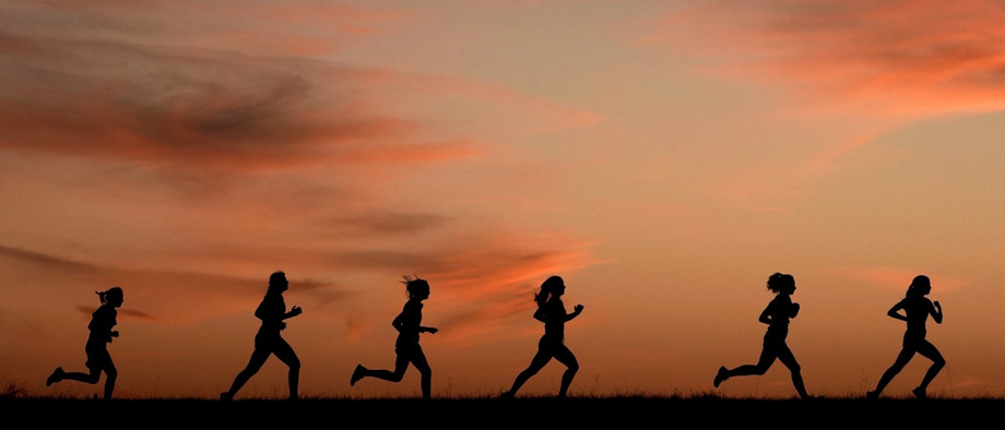 Läuferinnen sind bei Sonnenaufgang unterwegs. (Symbolbild)
