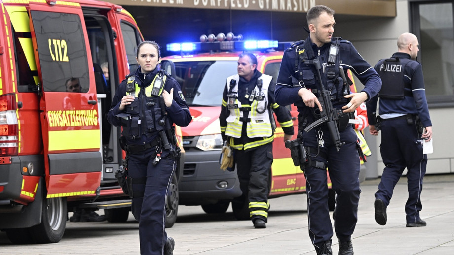 Polizei und Rettungswagen sind an einer Schule in Wuppertal im Einsatz.
